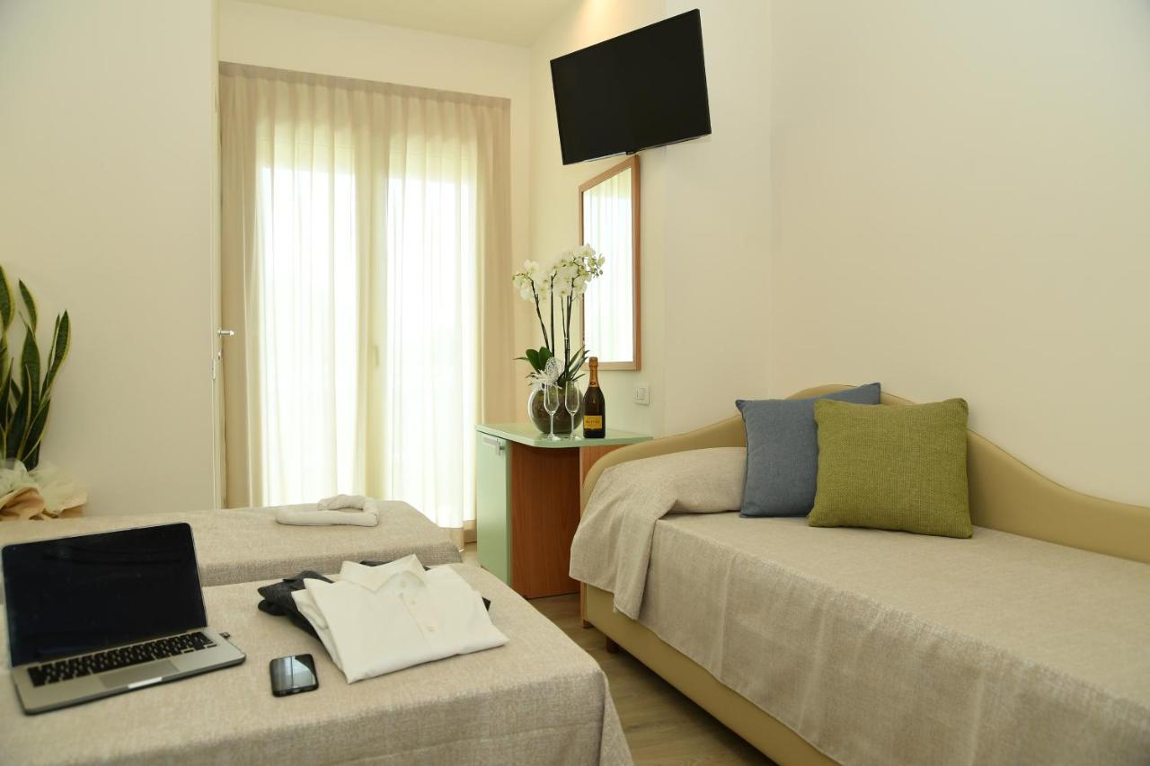 Hotel Gala Misano Adriatico Esterno foto